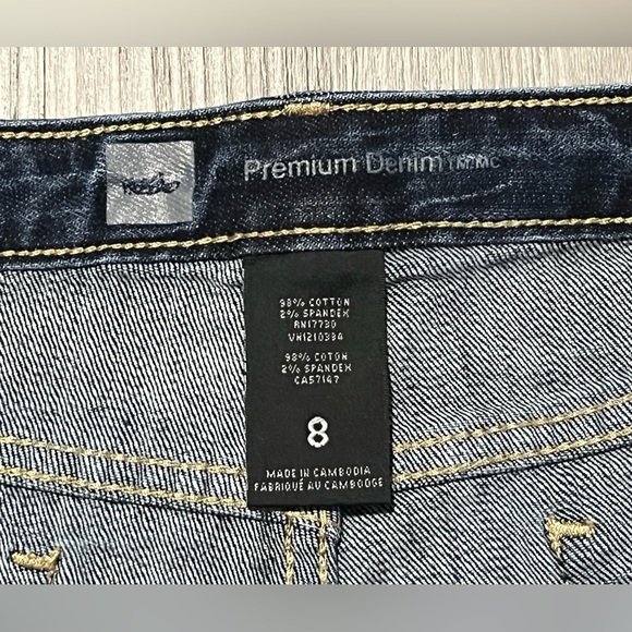 Mossimo Dark Denim Jean Shorts - Raw Hem, Dark Wash, Stretch - Women’s Size 8 - Picture 7 of 8